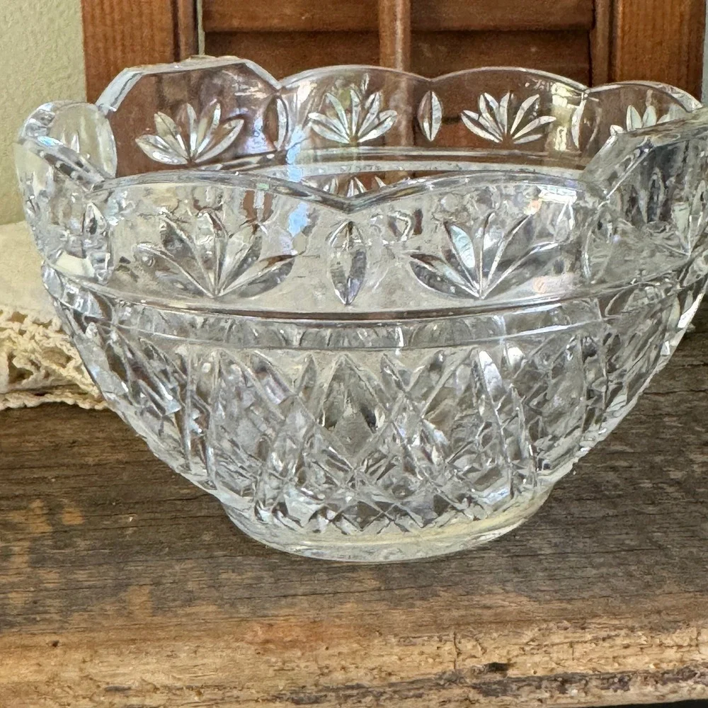 Vintage Pressed Glass Scalloped Serving Bowl Diamond Point Starburst 6.5 Inch